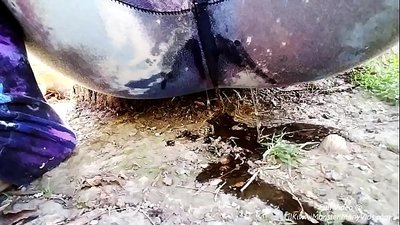 Көчөдө сийген! Келиңиз, LilKiwwiMonster трусысын суулап, кирге сийип жатканын көрүңүз!